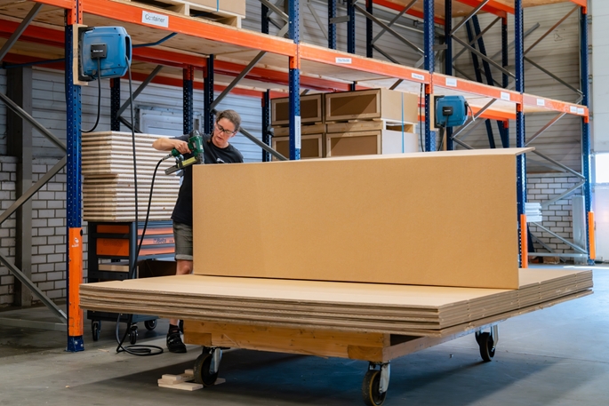 Afwisselend werk op de kartonafdeling