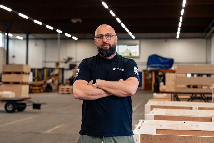 Van Defensie naar kistenfabriek: Daniël werd productieleider bij Meilink
