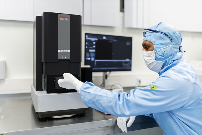 Mukhlis (Productiemedewerker cleanroom)