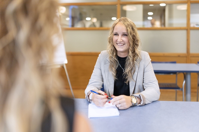 Jennifer (Sales engineer)